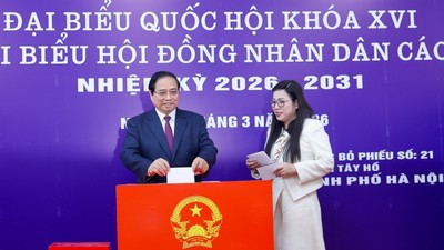 Thủ tướng Phạm Minh Chính cùng cử tri bỏ phiếu bầu cử tại phường Tây Hồ, Hà Nội 