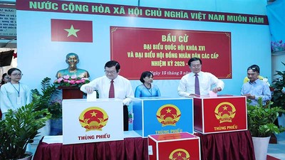 [Ảnh] Nguyên Chủ tịch nước Trương Tấn Sang bỏ phiếu bầu cử tại TP.HCM 