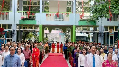 Nguyên Thủ tướng Nguyễn Tấn Dũng cùng Chủ tịch UBND TP.HCM Nguyễn Văn Được đi bỏ phiếu 