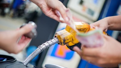 Tối 14/3, liên Bộ Công thương - Tài chính tiếp tục chi quỹ bình ổn để giữ giá xăng dầu không tăng.