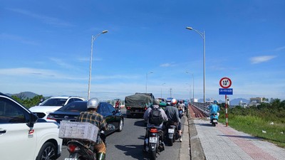 Cầu Hoà Xuân thường ùn tắc trong giờ cao điểm. 