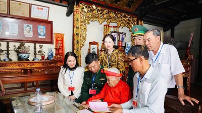 Tổ bầu cử số 21 đã mang hòm phiếu lưu động đến nhà Mẹ Việt Nam Anh hùng Trần Thị Bệ, 105 tuổi, tại Tổ dân phố Đằng Hải 9, phường Hải An, thành phố Hải Phòng