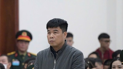 Nguyễn Văn Hậu (hay còn gọi là Hậu "pháo"), cựu Chủ tịch HĐQT Tập đoàn Phúc Sơn bị tuyên phạt tổng hợp 30 năm tù trong 2 vụ án.