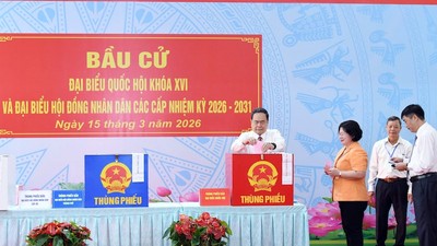 Chủ tịch Quốc hội Trần Thanh Mẫn, Chủ tịch Hội đồng Bầu cử quốc gia bỏ phiếu tại khu vực bỏ phiếu số 14, xã Hóc Môn, Thành phố Hồ Chí Minh (Ảnh: Lâm Hiển). 