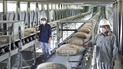 Xi măng là một trong những ngành chịu ảnh hưởng không nhỏ từ việc tăng giá xăng dầu