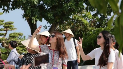 Việc mở rộng đối tượng cấp visa dài hạn được coi là "chiến thuật" nhằm giữ chân nhóm khách trung và cao cấp, những người có xu hướng quay lại nhiều lần, chi tiêu cao và ổn định. 