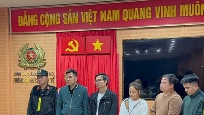 Cơ quan điều tra tống đạt các quyết định, lệnh tố tụng đối với nhóm đối tượng. Ảnh: CAHN