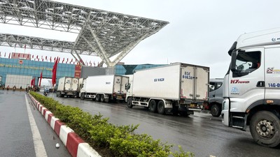 Hoạt động thông quan tại cửa khẩu Bắc Luân II. Ảnh: Quỳnh Nga