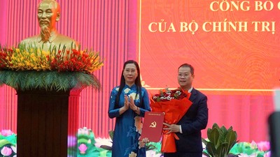 Phó Trưởng ban Tổ chức Trung ương Bùi Thị Quỳnh Vân trao quyết định và tặng hoa chúc mừng ông Nguyễn Mạnh Hùng.