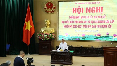 Ông Trần Quốc Văn, Phó Bí thư Tỉnh ủy, Chủ tịch HĐND tỉnh, Phó Trưởng ban Thường trực Ban Chỉ đạo Bầu cử tỉnh, Chủ tịch Ủy ban Bầu cử tỉnh Hưng Yên chủ trì hội nghị.