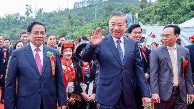 Tổng Bí thư Tô Lâm, Thủ tướng Chính phủ Phạm Minh Chính tới dự lễ khởi công tại điểm cầu chính, Trường phổ thông nội trú tiểu học và trung học cơ sở Đồng Đăng, xã Đồng Đăng, tỉnh Lạng Sơn - Ảnh: VGP.