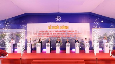 Các đại biểu bấm nút khởi công dự án. 