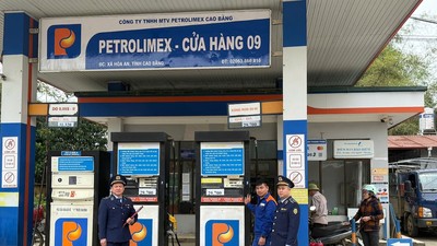 Lực lượng Quản lý thị trường giám sát hoạt động kinh doanh xăng dầu. 