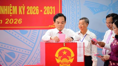 Bí thư Thành ủy TP.HCM Trần Lưu Quang bỏ phiếu bầu cử. Ảnh: Lê Toàn.