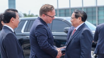 Tham tán Đại sứ quán Nga tại Việt Nam Ivan Nesterov tiễn Thủ tướng tại sân bay Nội Bài - Ảnh: VGP/Nhật Bắc