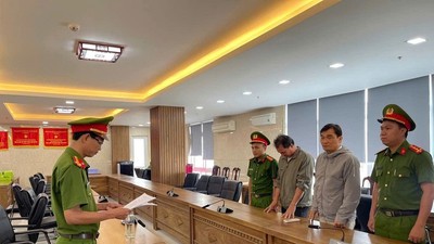 Cơ quan Cảnh sát điều tra Công an TP.Đà Nẵng tống đạt các quyết định khởi tố đối với các bị can. Ảnh: C.A Đà Nẵng