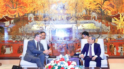 Chủ tịch UBND TP. Hà Nội Vũ Đại Thắng tiếp Đại sứ đặc mệnh toàn quyền Cộng hòa Pháp tại Việt Nam Olivier Brochet.