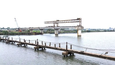 Dự án Cầu Tam Tiến và đường dẫn có tổng vốn đầu tư 220 tỷ đồng, do Công ty TNHH Thanh Tùng thi công.