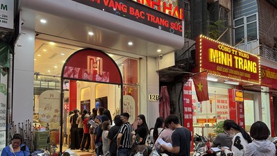 Người dân xếp hàng nhận vàng tại Bảo Tín Mạnh Hải đến tối muộn ngày 25/3