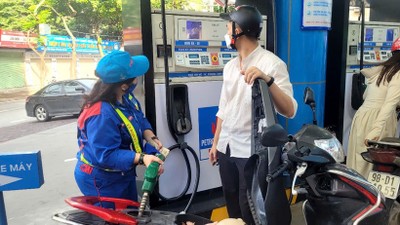 Doanh nghiệp đầu mối đang khẩn trương tìm kiếm, đa dạng hóa nguồn cung xăng dầu phục vụ tiêu dùng, phát triển kinh tế. 