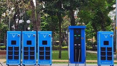 Các tủ đổi pin được lắp đặt trên vỉa hè TP.HCM