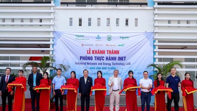 Ban Giám hiệu nhà trường cùng Schneider Electric và các đối tác thực hiện nghi thức cắt băng khánh thành Phòng thực hành INET.