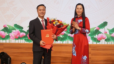 Bà Bùi Thị Quỳnh Vân, Phó Trưởng Ban Tổ chức Trung ương tặng hoa chúc mừng ông Nguyễn Việt Hùng. Ảnh: T.X 