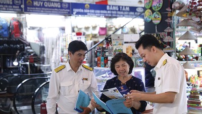 Kỳ quyết toán thuế điện tử đầu tiên của hộ kinh doanh có hạn chót vào ngày 30/4/2026. Trong ảnh: Cán bộ Thuế Hà Nội hướng dẫn, hỗ trợ các hộ kinh doanh kê khai thuế điện tử
