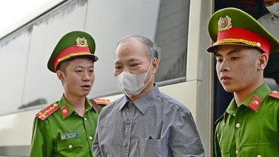 Cựu Thứ trưởng Bộ NN&PTNT (cũ) Hoàng Văn Thắng bị dẫn giải tới tòa.