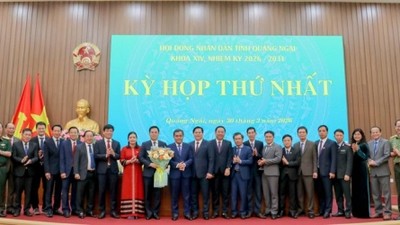 Bí thư Tỉnh ủy Quảng Ngãi Hồ Văn Niên tặng hoa chúc mừng lãnh đạo UBND tỉnh nhiệm kỳ 2026 - 2031. 