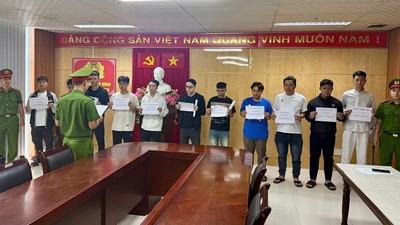 Các đối tượng sử dụng trái phép thông tin thẻ để thanh toán hàng nghìn đơn hàng trên sàn thương mại điện tử Amazon. Ảnh: Công an Đà Nẵng 