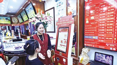 Cửa hàng vàng Bảo Tín Minh Châu có hành vi bán “vàng giấy” cho khách. Ảnh: Đức Thanh