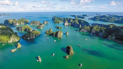 Vịnh Hạ Long - Vịnh Lan Hạ nổi bật bởi những giá trị về cảnh quan.