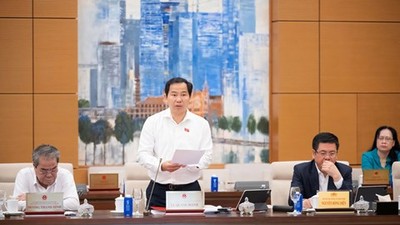 Tổng thư ký, Chủ nhiệm Văn phòng Quốc hội Lê Quang Mạnh trình bày báo cáo. 