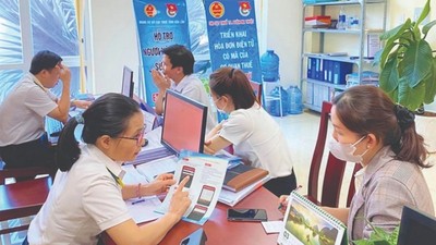 Công chức thuế hướng dẫn người dân, doanh nghiệp. 