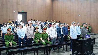 Các bị cáo bị đưa ra xét xử tại phiên tòa sơ thẩm (Ảnh: H.N) 