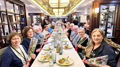 Khách quốc tế trải nghiệm trên du thuyền Paradise Vietnam.