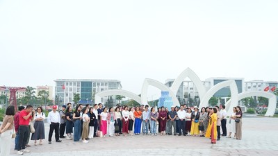 Đoàn đại biểu khảo sát tại Công viên Gia Lâm.