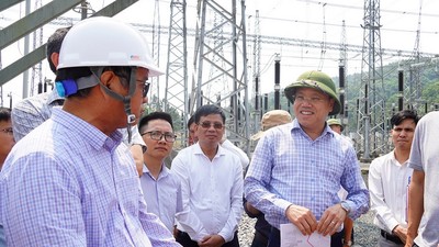 Phó Chủ tịch UBND tỉnh Quảng Trị Lê Đức Tiến (thứ hai từ phải ảnh) nghe báo cáo việc đấu nối truyền tải điện tại Trạm biến áp 220kV Hướng Tân với các dự án điện gió. Ảnh: Trường Nhật