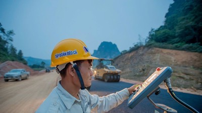 Thi công thảm bê tông nhựa tại Dự án cao tốc Đồng Đăng - Trà Lĩnh. 