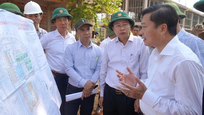 Chủ tịch Quảng Trị đốc thúc 2 dự án trường nội trú liên cấp hơn 580 tỷ đồng 