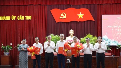 Lãnh đạo TP. Cần Thơ chúc mừng ông Lê Thanh Tâm (thứ 2 từ trái qua), ông Đỗ Thanh Thảo (thứ 4 từ trái qua) và ông Châu Việt Tha (thứ 5 từ trái qua). Ảnh: NH.N