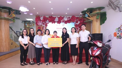 Bà Nguyễn Thanh Huyền - Giám đốc Ban MarCom, Đại diện PVcomBank (đứng thứ ba từ phải qua) trao tặng xe máy cho cô giáo Trần Thị Thúy Phương (áo đỏ)