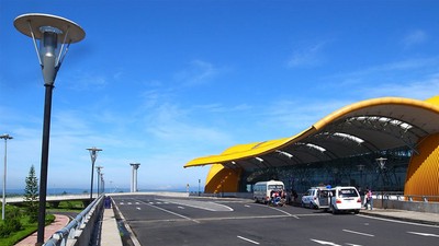 Dự án Nâng cấp Cảng hàng không Liên Khương có tổng vốn gần 5.000 tỷ đồng, đang được triển khai nhằm đưa Liên Khương trở thành cảng hàng không quốc tế. 