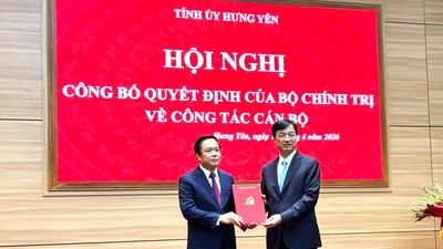 Đồng chí Nguyễn Duy Ngọc, Ủy viên Bộ Chính trị, Bí thư Trung ương Đảng, Trưởng Ban Tổ chức Trung ương trao Quyết định của Bộ Chính trị cho đồng chí Phạm Quang Ngọc.