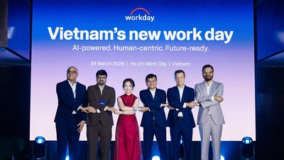  Ông Đoàn Hải Nam (thứ 3 từ phải qua), Giám đốc Công nghệ VSOL trong sự kiện Workday ra mắt tại Việt Nam. Ảnh_ Thanh Viết Lê
