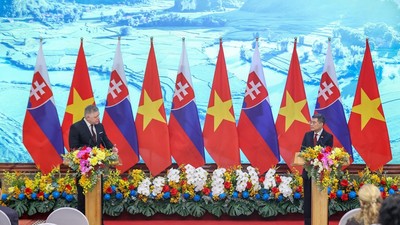 Thủ tướng Lê Minh Hưng và Thủ tướng Robert Fico gặp gỡ báo chí - Ảnh: VGP/Nhật Bắc