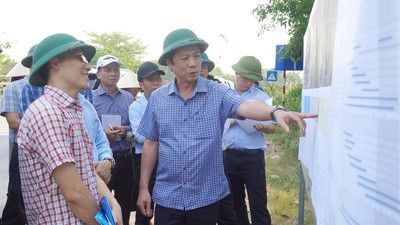 Phó Chủ tịch Thường trực UBND tỉnh Quảng Trị Hoàng Nam (đang chỉ tay vào sa bàn dự án) kiểm tra tiến độ dự án đoạn qua xã Diên Sanh