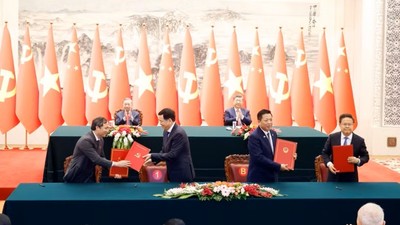 Lễ ký Bản ghi nhớ hợp tác giữa Ban Tổ chức Trung ương Đảng Cộng sản Việt Nam và Ban Tổ chức Trung ương Đảng Cộng sản Trung Quốc và ký Bản ghi nhớ giữa Bộ Xây dựng Việt Nam và Ủy ban Phát triển và Cải cách Quốc gia Trung Quốc về triển khai hợp tác đào tạo đường sắt để tăng cường năng lực cho nhân lực đường sắt Việt Nam. (Ảnh: Thống Nhất/TTXVN)