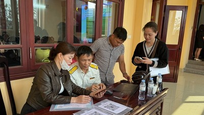 Công chức Thuế tỉnh Lạng Sơn hỗ trợ hộ kinh doanh kê khai thuế thu nhập. Ảnh: HV.